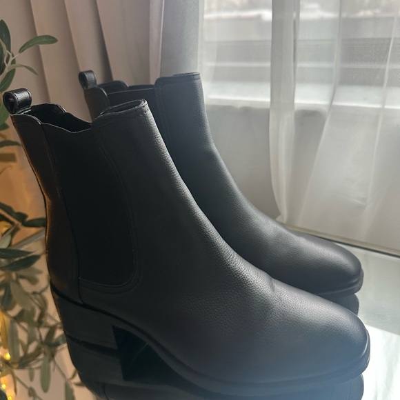 Kenneth Cole Salt Chelsea Black Ankle Boots - Picture 3 of 6